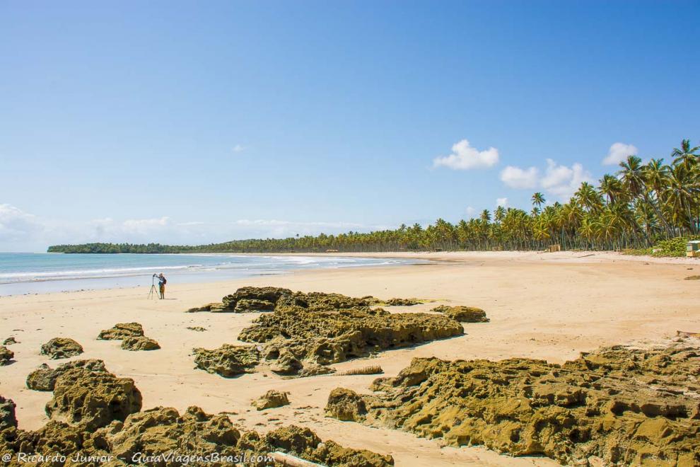 Imagem de um fotógrafo registrando a bela imagem da Praia da Cueira